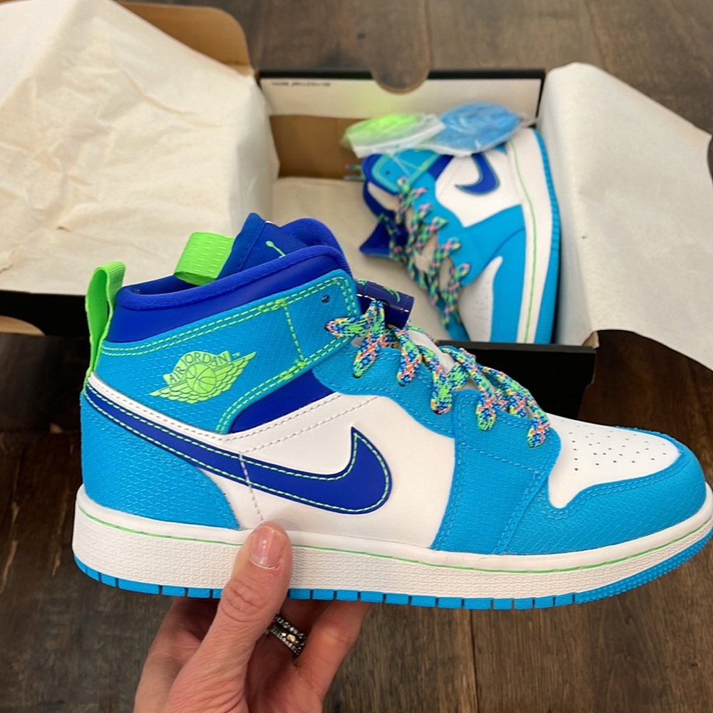 NEW IN BOX Jordan 1 Mid sky blue - Picture 3 of 6